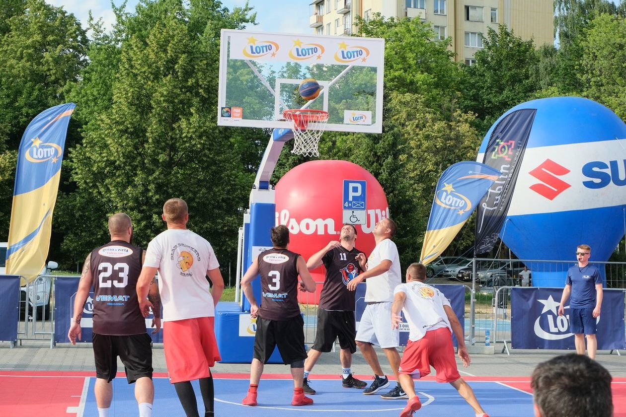  Turniej streetball przed halą na Globusie (zdjęcie 1) - Autor: Maciej Kaczanowski