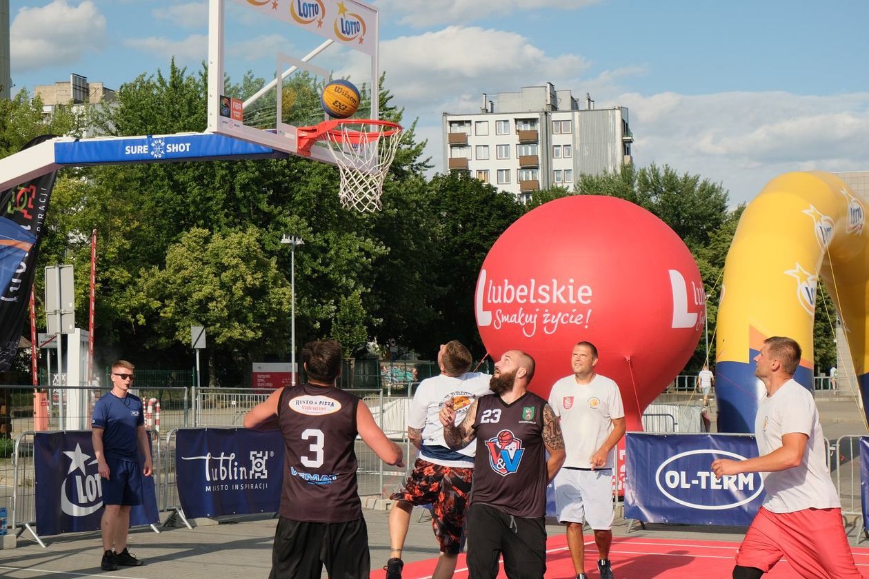  Turniej streetball przed halą na Globusie (zdjęcie 1) - Autor: Maciej Kaczanowski