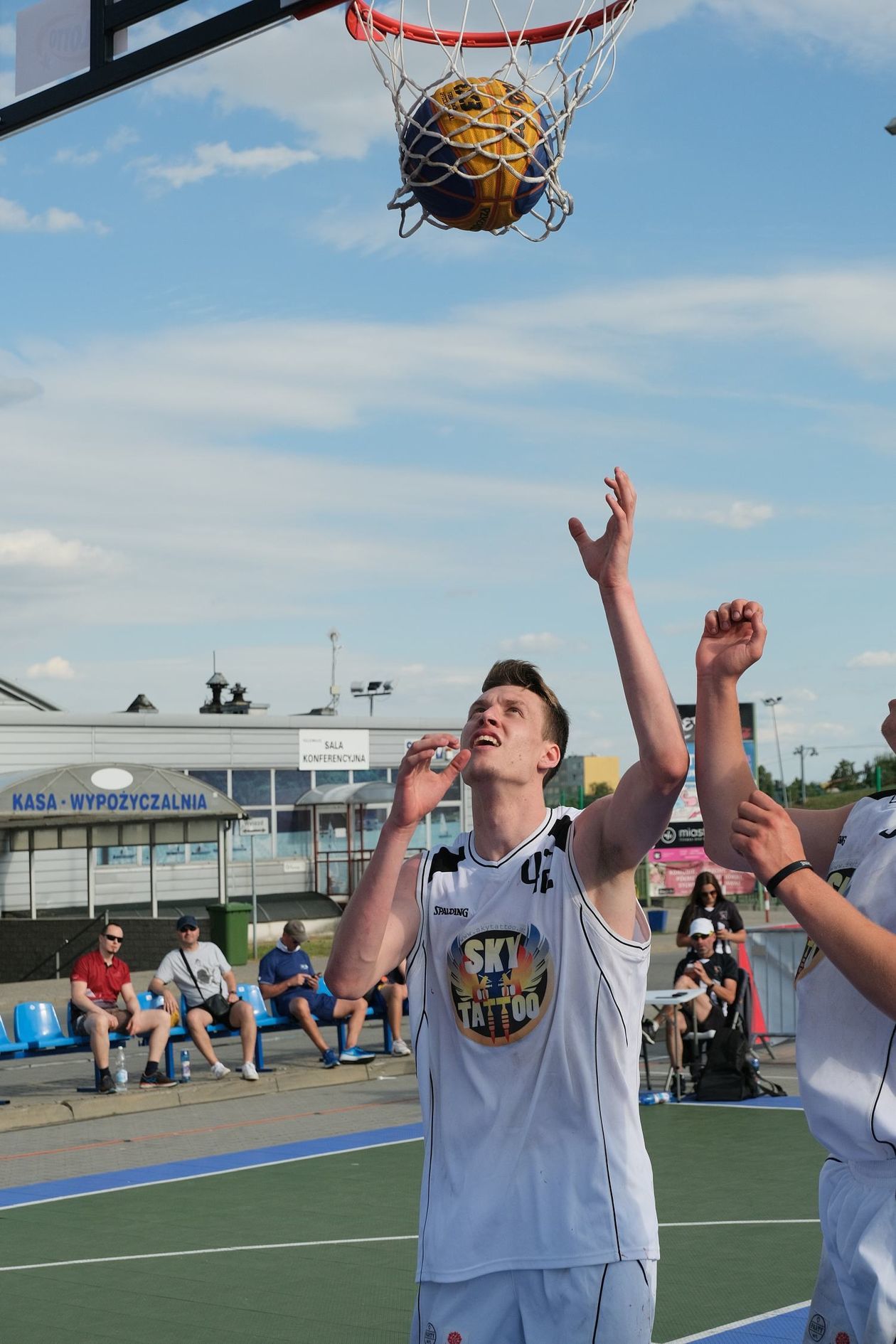  Turniej streetball przed halą na Globusie (zdjęcie 1) - Autor: Maciej Kaczanowski