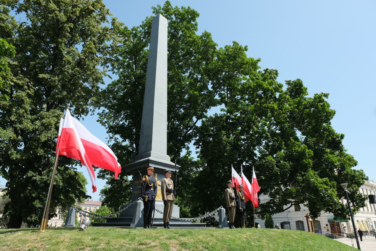  450-lecie unii lubelskiej: Złożenie wieńców pod pomnikiem Unii lubelskiej na pl. Litewskim. (zdjęcie 1) - Autor: Maciej Kaczanowski