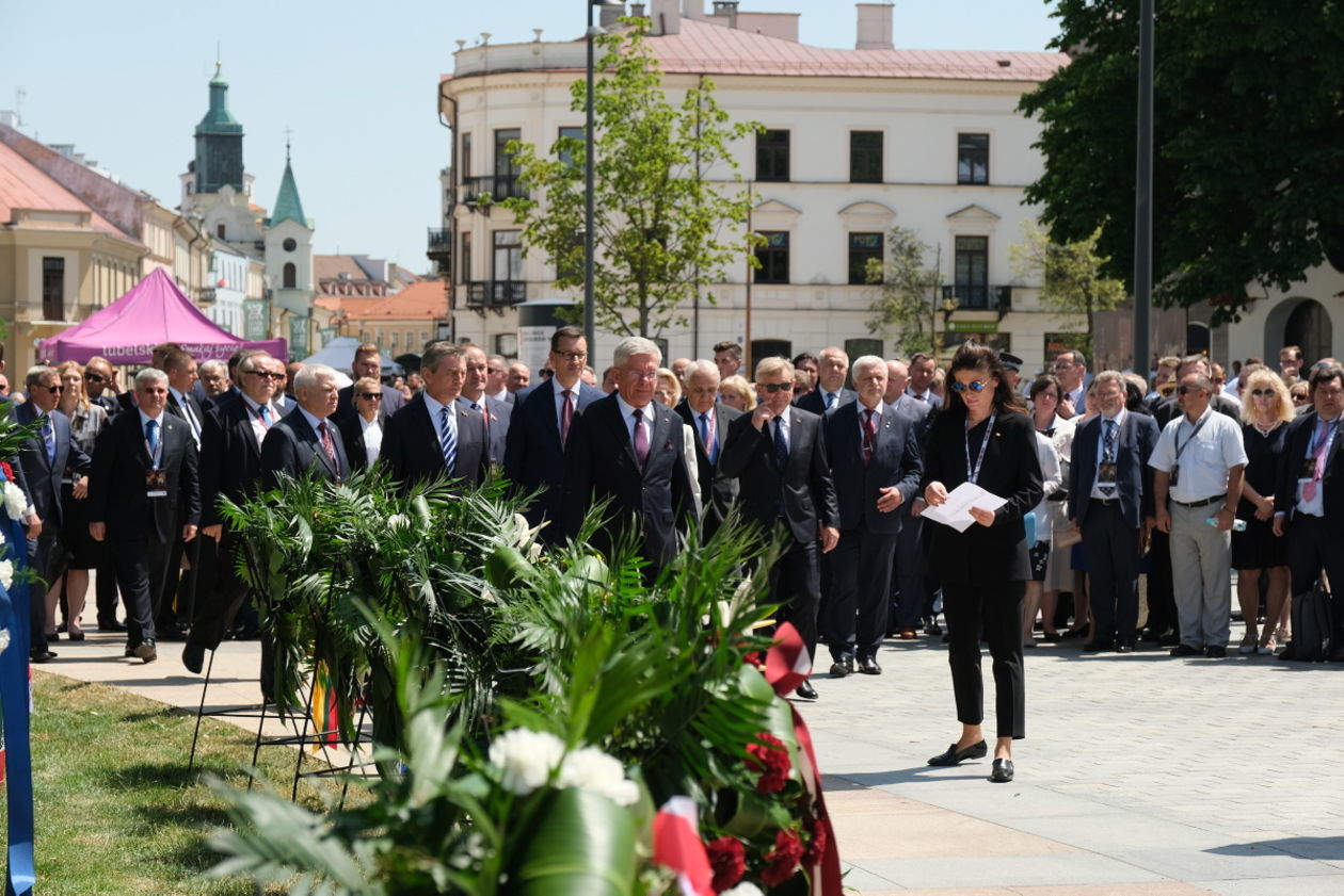  450-lecie unii lubelskiej: Złożenie wieńców pod pomnikiem Unii lubelskiej na pl. Litewskim. (zdjęcie 1) - Autor: Maciej Kaczanowski