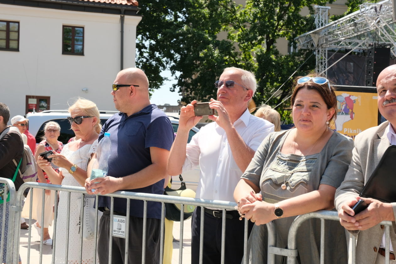  450-lecie unii lubelskiej: Złożenie wieńców pod pomnikiem Unii lubelskiej na pl. Litewskim. (zdjęcie 1) - Autor: Maciej Kaczanowski