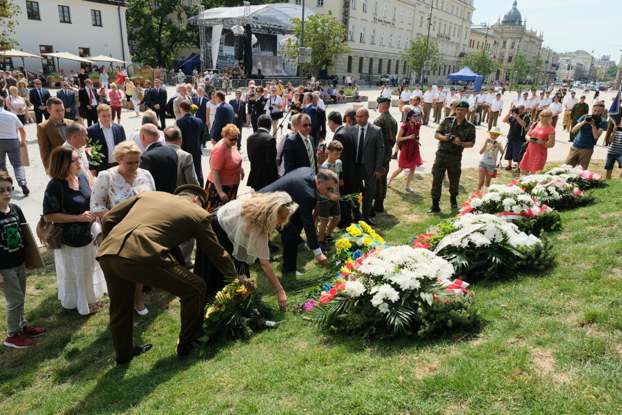  450 lecie Unii Lubelskiej: korowód renesansowy i złożenie kwiatów przed pomnikiem (zdjęcie 1) - Autor: Maciej Kaczanowski