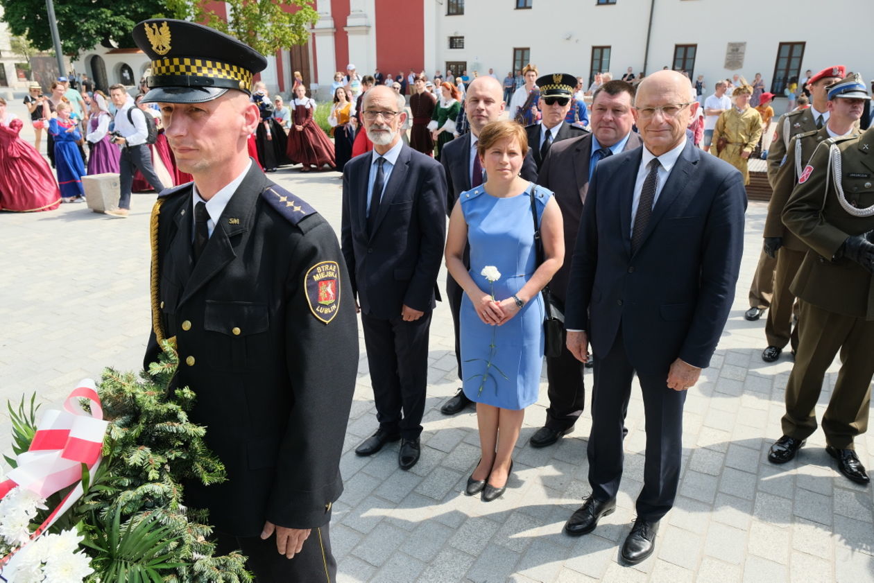  450 lecie Unii Lubelskiej: korowód renesansowy i złożenie kwiatów przed pomnikiem (zdjęcie 1) - Autor: Maciej Kaczanowski