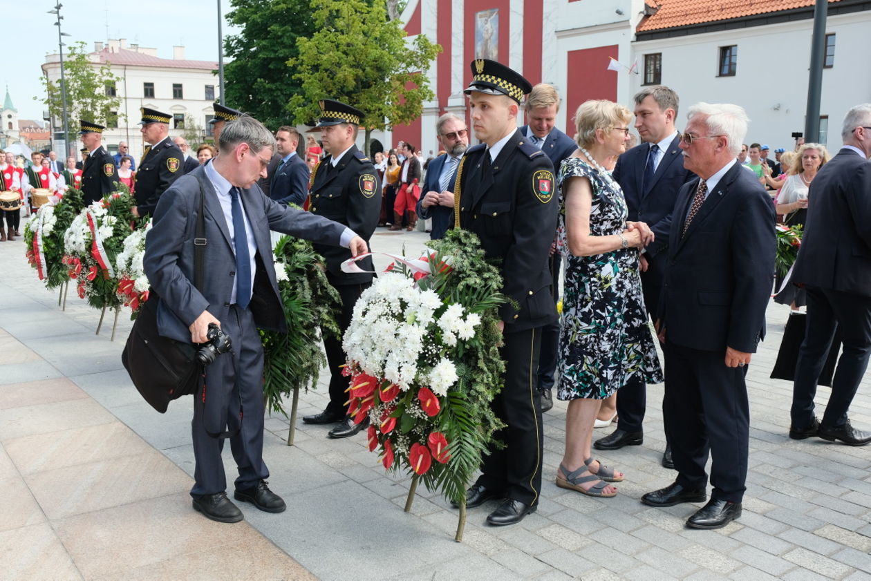  450 lecie Unii Lubelskiej: korowód renesansowy i złożenie kwiatów przed pomnikiem (zdjęcie 1) - Autor: Maciej Kaczanowski