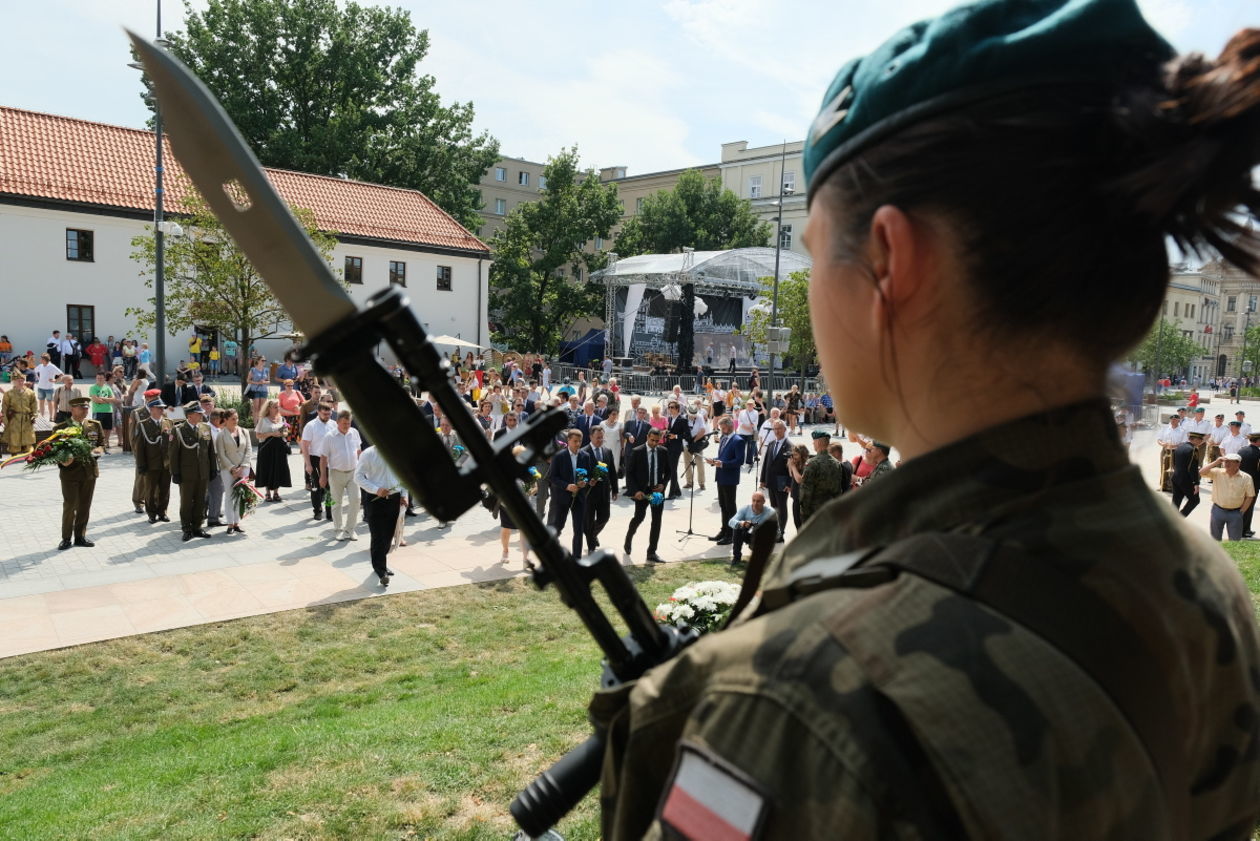  450 lecie Unii Lubelskiej: korowód renesansowy i złożenie kwiatów przed pomnikiem (zdjęcie 1) - Autor: Maciej Kaczanowski