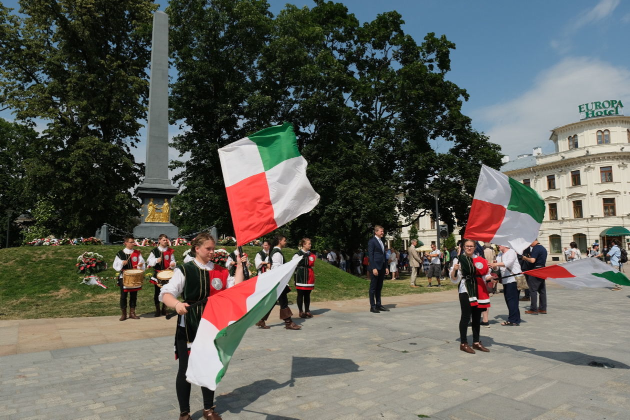  450 lecie Unii Lubelskiej: korowód renesansowy i złożenie kwiatów przed pomnikiem (zdjęcie 1) - Autor: Maciej Kaczanowski