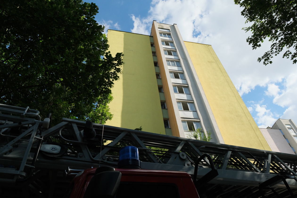  Pożar mieszkania w bloku przy ul. Kustronia 8 (zdjęcie 1) - Autor: Maciej Kaczanowski