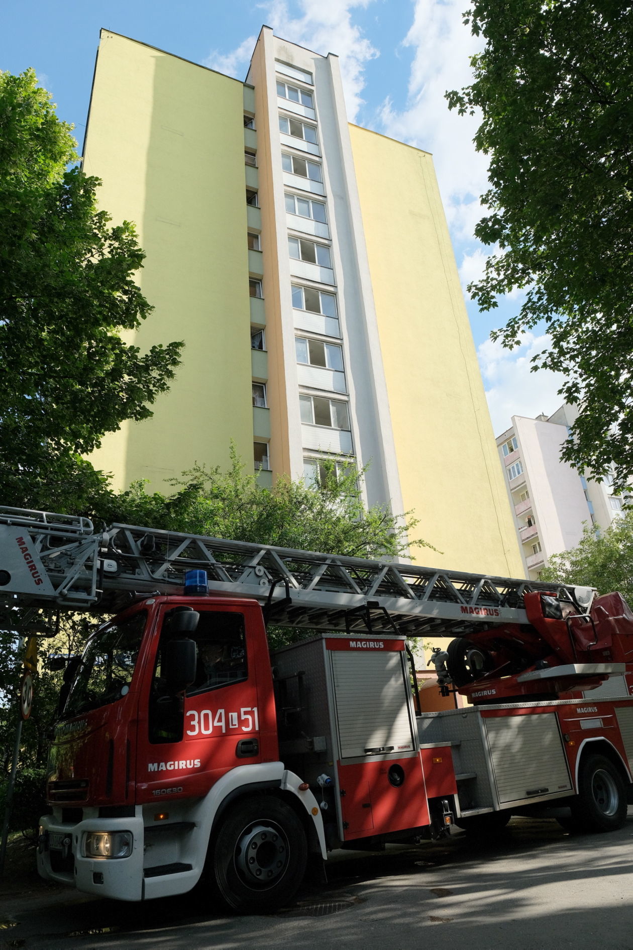  Pożar mieszkania w bloku przy ul. Kustronia 8 (zdjęcie 1) - Autor: Maciej Kaczanowski