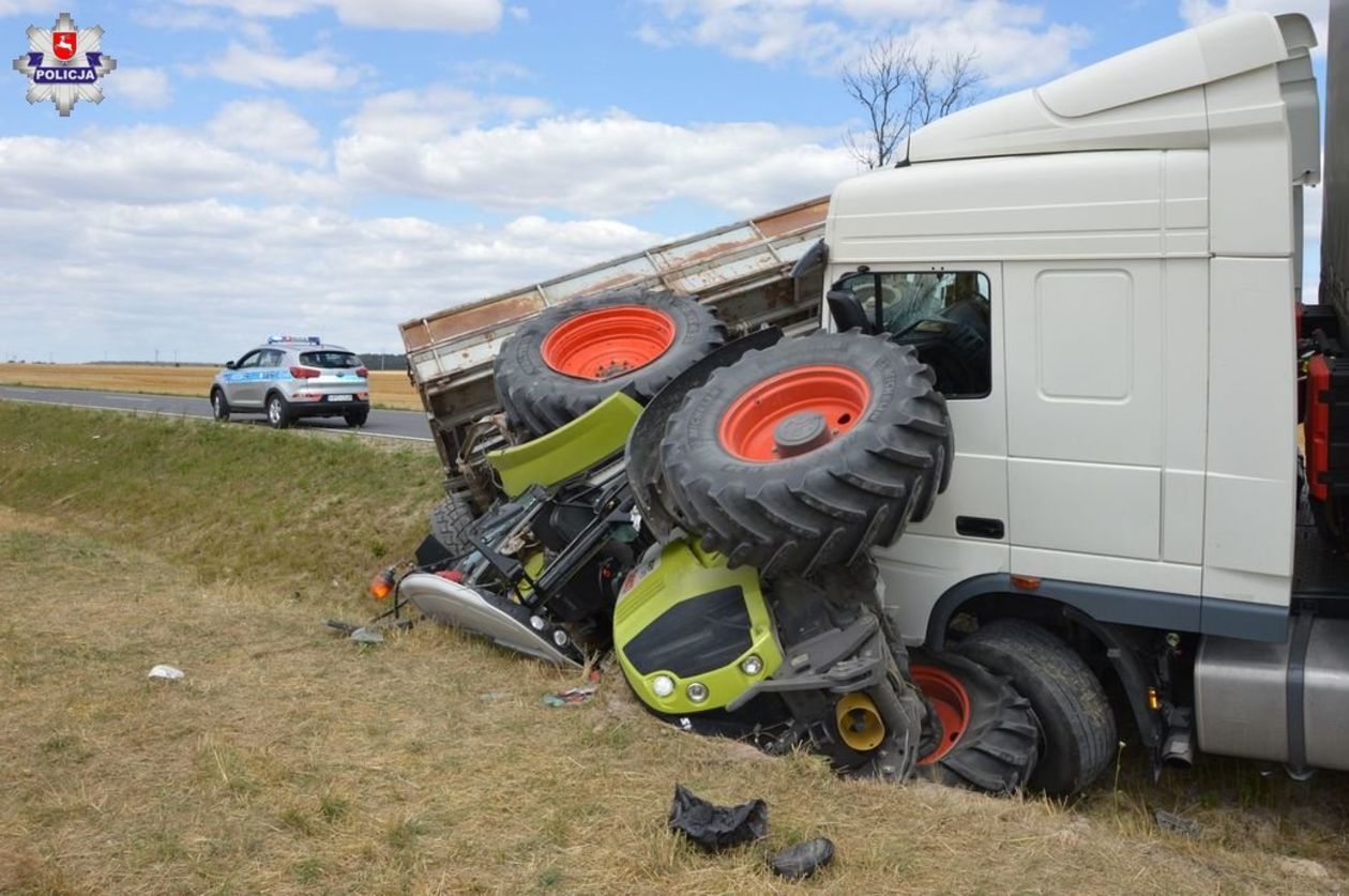  Zderzenie ciężarówki z ciągnikiem (zdjęcie 1) - Autor: Policja
