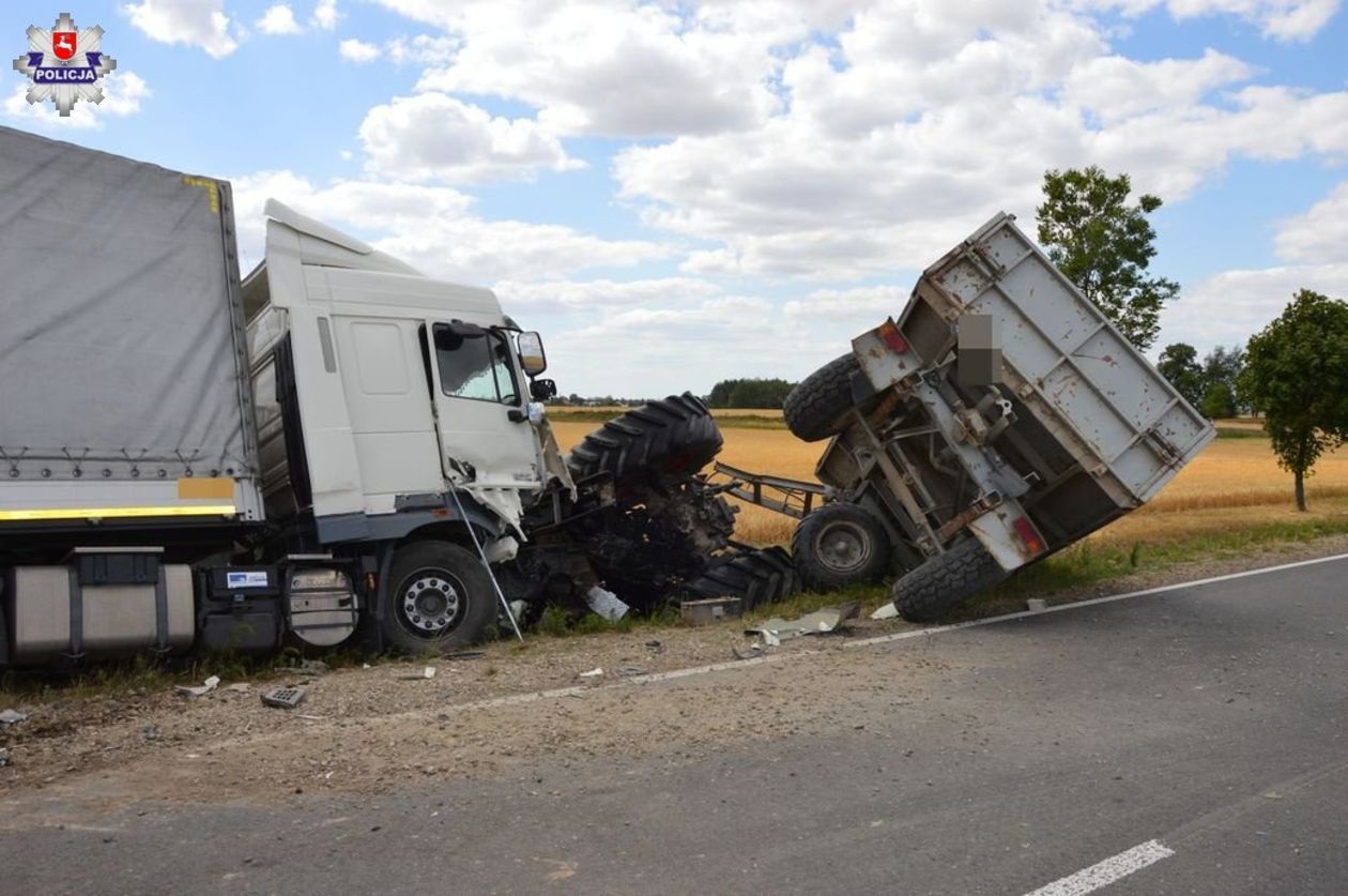  Zderzenie ciężarówki z ciągnikiem (zdjęcie 1) - Autor: Policja