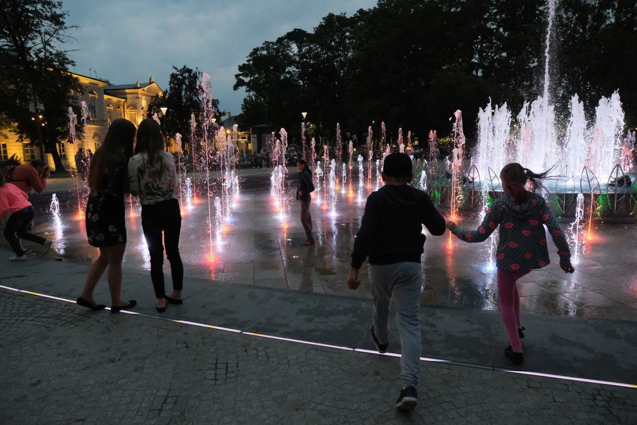  Plac Litewski - scena taneczna: brzmienia litewskie, białoruskie i ukraińskie (zdjęcie 1) - Autor: Maciej Kaczanowski