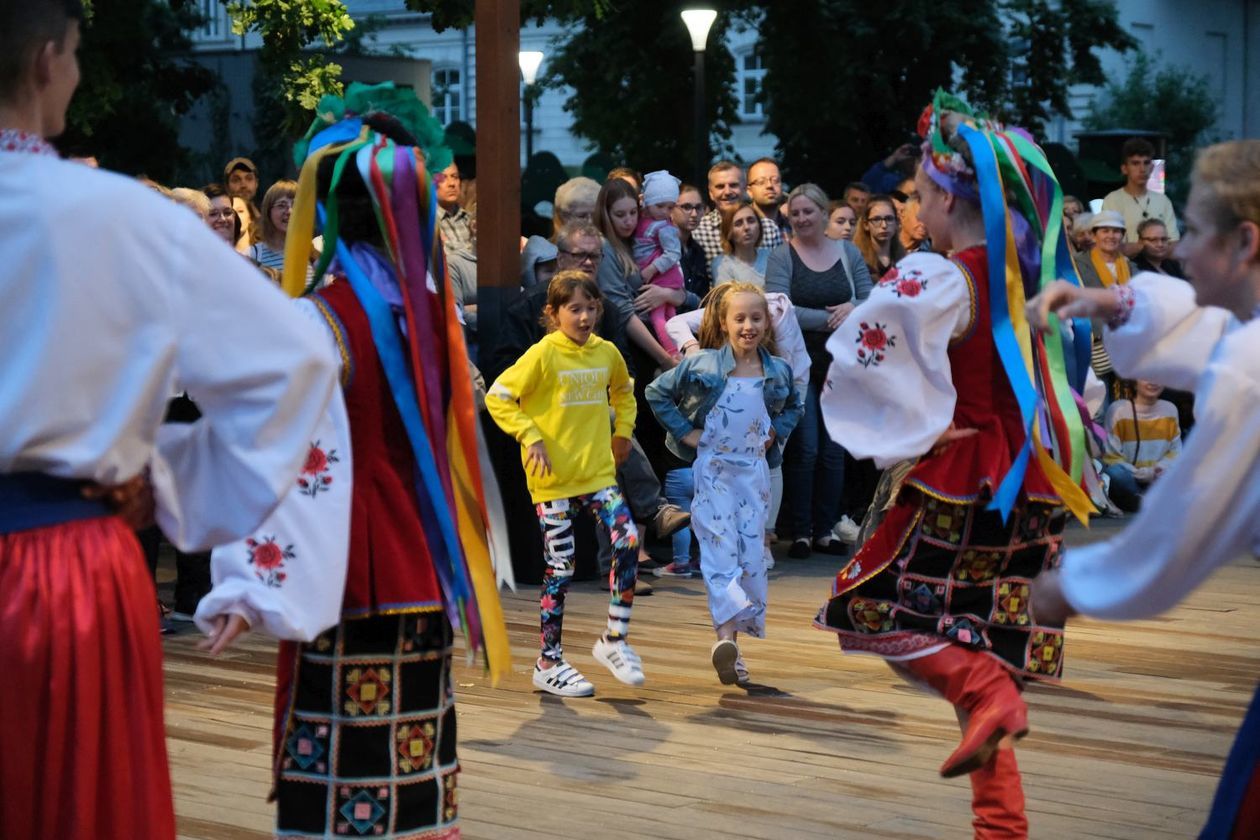  Plac Litewski - scena taneczna: brzmienia litewskie, białoruskie i ukraińskie (zdjęcie 1) - Autor: Maciej Kaczanowski