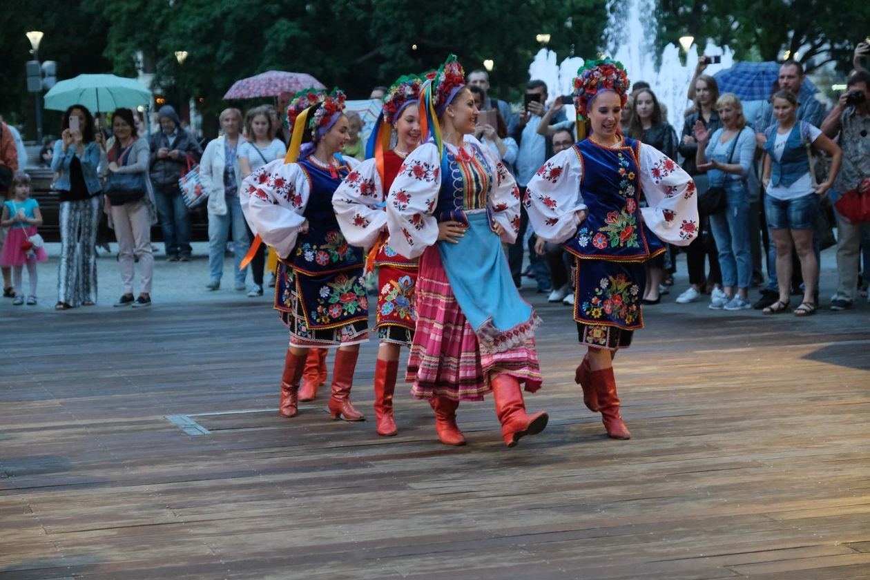  Plac Litewski - scena taneczna: brzmienia litewskie, białoruskie i ukraińskie (zdjęcie 1) - Autor: Maciej Kaczanowski