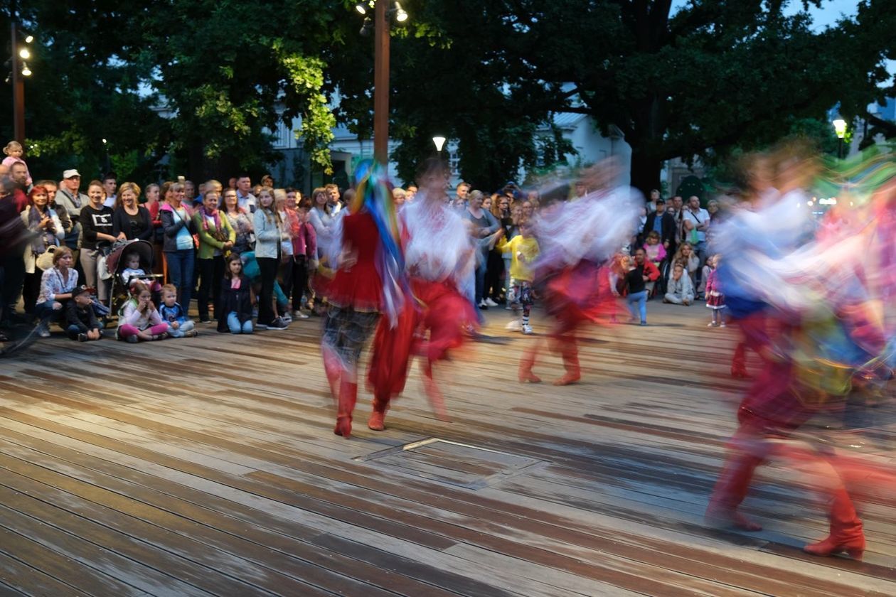  Plac Litewski - scena taneczna: brzmienia litewskie, białoruskie i ukraińskie (zdjęcie 1) - Autor: Maciej Kaczanowski