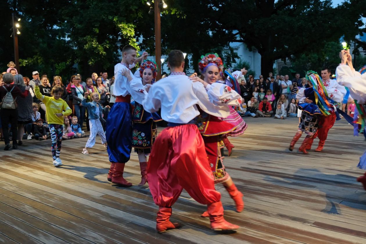  Plac Litewski - scena taneczna: brzmienia litewskie, białoruskie i ukraińskie (zdjęcie 1) - Autor: Maciej Kaczanowski