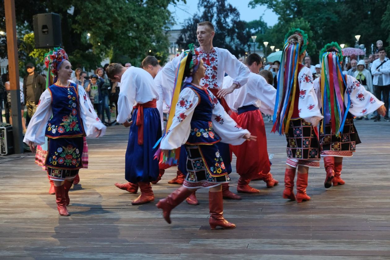  Plac Litewski - scena taneczna: brzmienia litewskie, białoruskie i ukraińskie (zdjęcie 1) - Autor: Maciej Kaczanowski