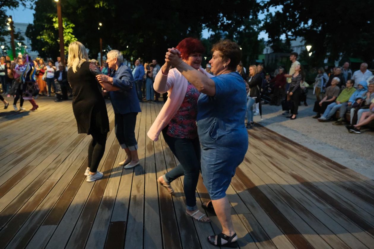  Plac Litewski - scena taneczna: brzmienia litewskie, białoruskie i ukraińskie (zdjęcie 1) - Autor: Maciej Kaczanowski