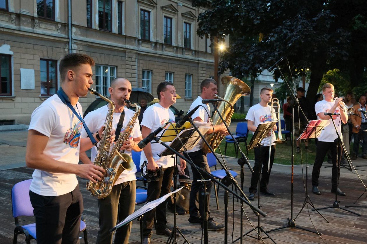  Plac Litewski - scena taneczna: brzmienia litewskie, białoruskie i ukraińskie (zdjęcie 1) - Autor: Maciej Kaczanowski