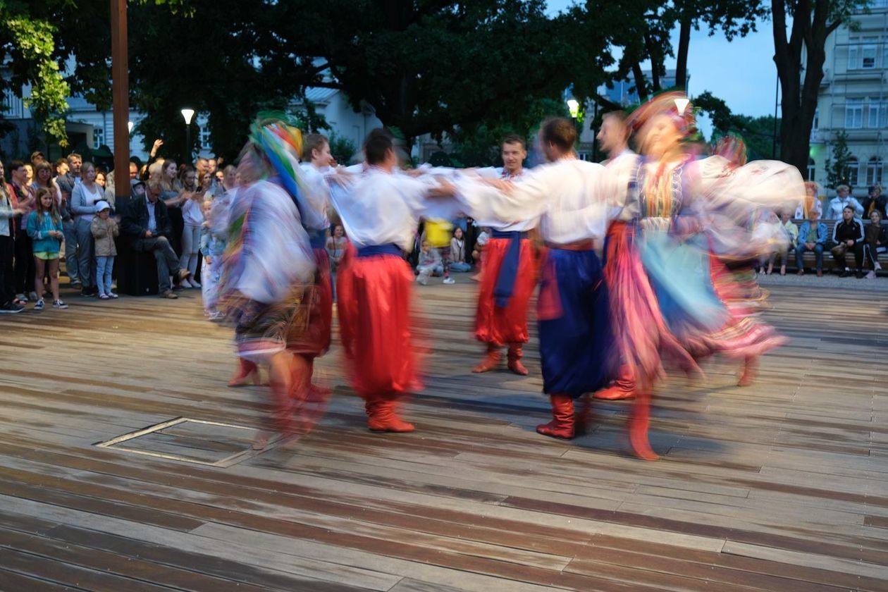  Plac Litewski - scena taneczna: brzmienia litewskie, białoruskie i ukraińskie (zdjęcie 1) - Autor: Maciej Kaczanowski