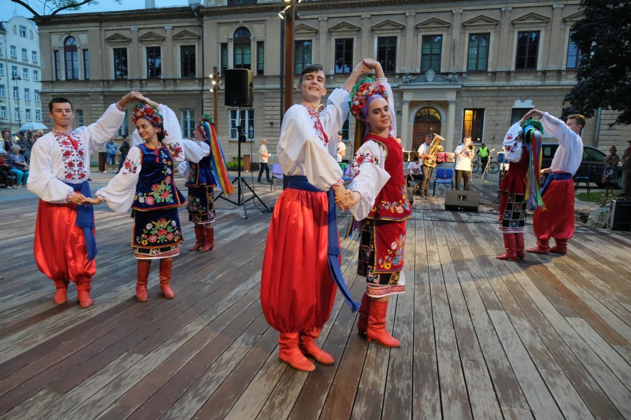  Plac Litewski - scena taneczna: brzmienia litewskie, białoruskie i ukraińskie (zdjęcie 1) - Autor: Maciej Kaczanowski