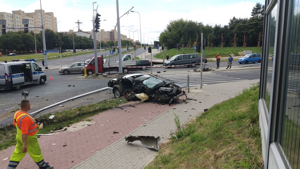  Pirat w BMW rozbił się na słupie (zdjęcie 1) - Autor: Łukasz Minkiewicz