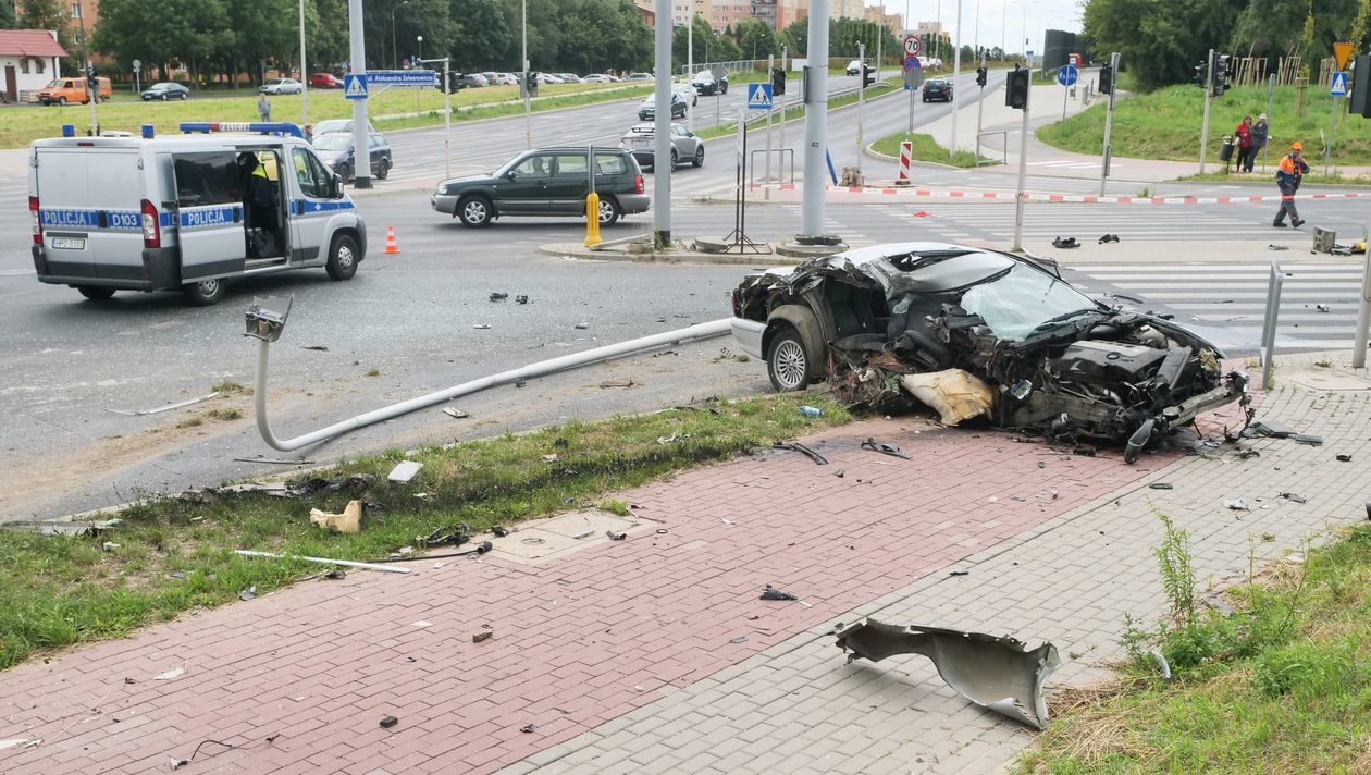  Pirat w BMW rozbił się na słupie (zdjęcie 1) - Autor: Łukasz Minkiewicz