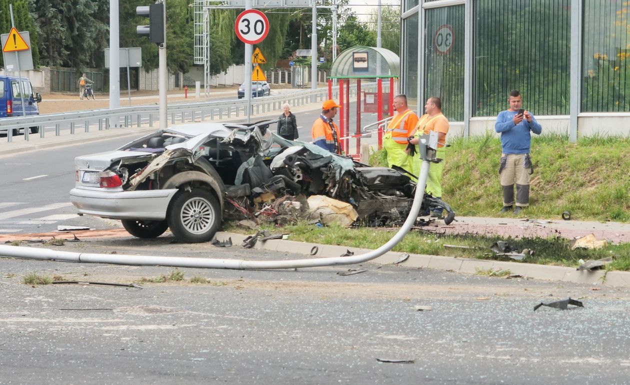  Pirat w BMW rozbił się na słupie (zdjęcie 1) - Autor: Łukasz Minkiewicz