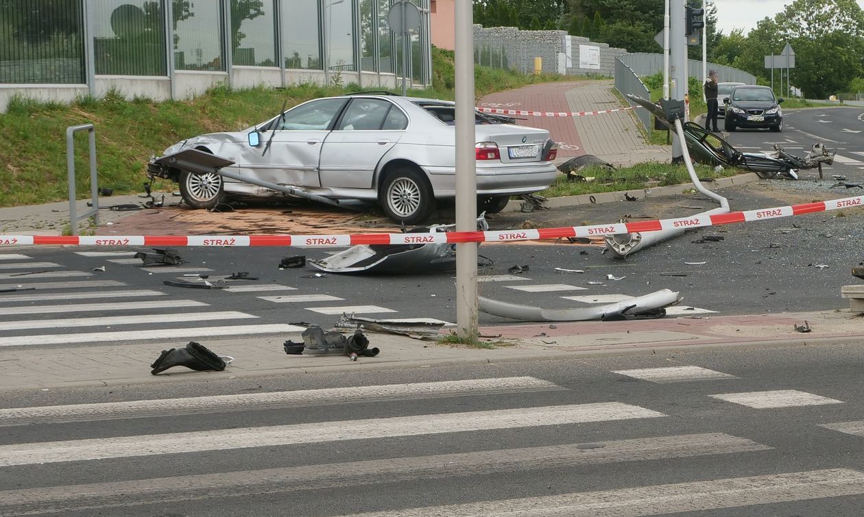 Pirat w BMW rozbił się na słupie (zdjęcie 1) - Autor: Łukasz Minkiewicz