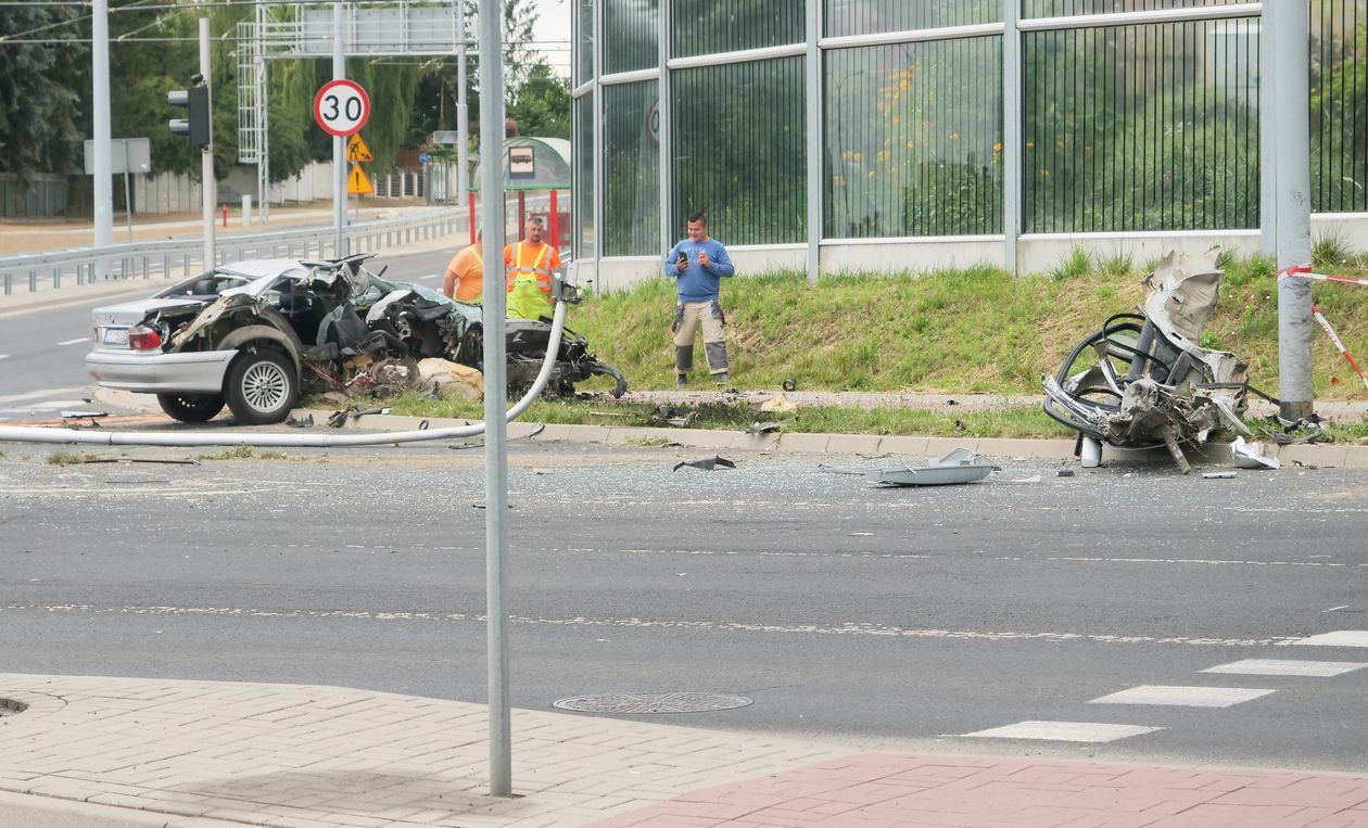  Pirat w BMW rozbił się na słupie (zdjęcie 1) - Autor: Łukasz Minkiewicz