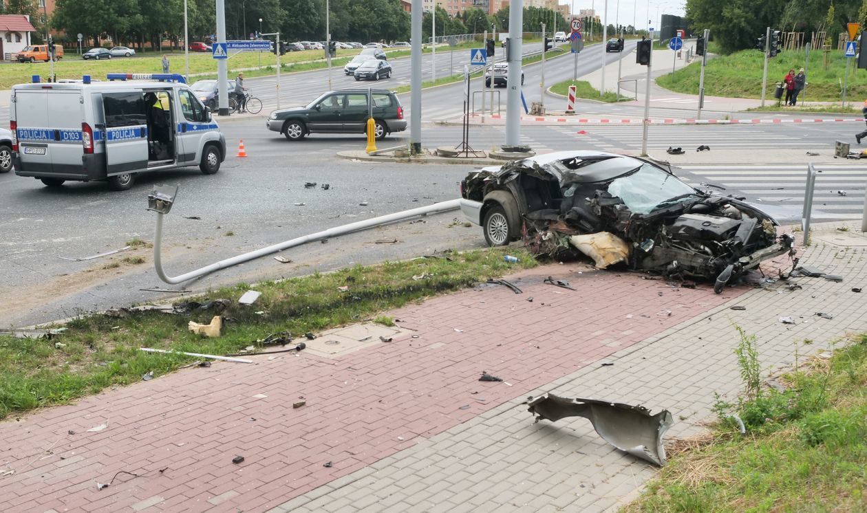  Pirat w BMW rozbił się na słupie (zdjęcie 1) - Autor: Łukasz Minkiewicz