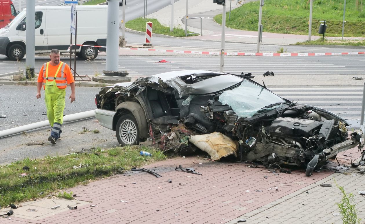  Pirat w BMW rozbił się na słupie (zdjęcie 1) - Autor: Łukasz Minkiewicz