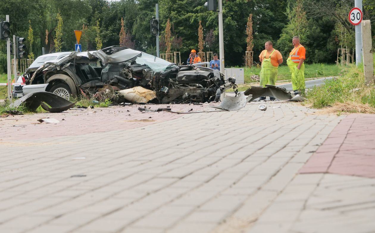  Pirat w BMW rozbił się na słupie (zdjęcie 1) - Autor: Łukasz Minkiewicz