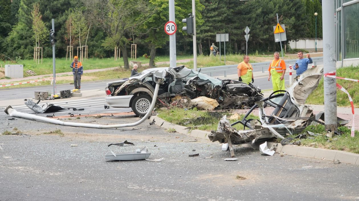  Pirat w BMW rozbił się na słupie (zdjęcie 1) - Autor: Łukasz Minkiewicz