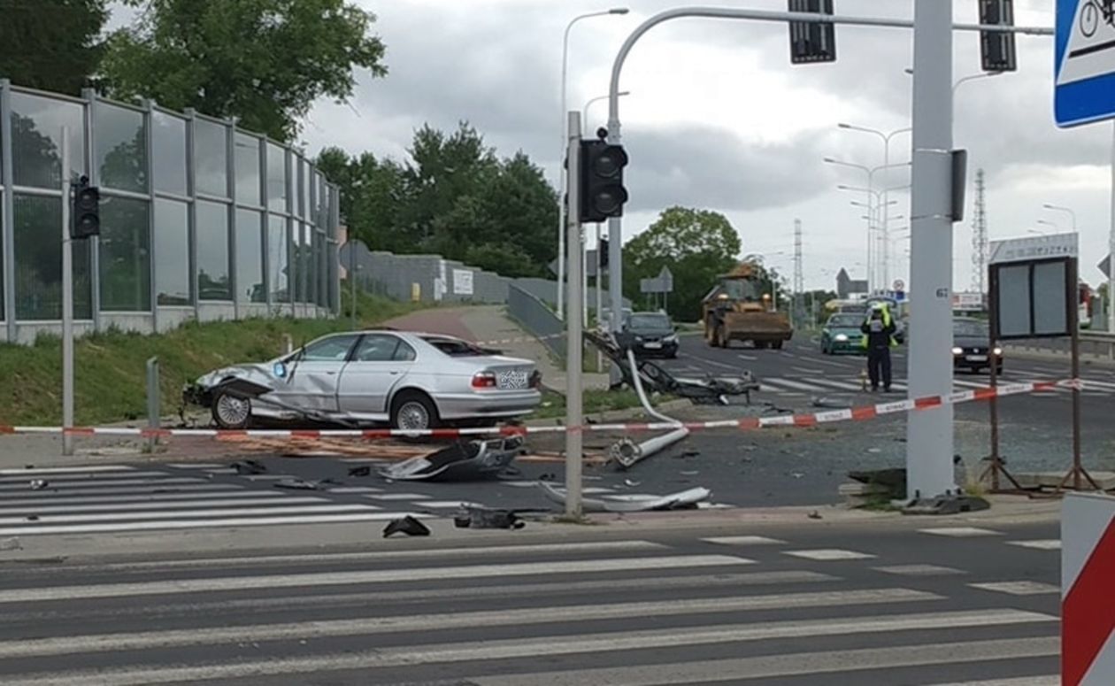  Pirat w BMW rozbił się na słupie (zdjęcie 1) - Autor: Łukasz Minkiewicz