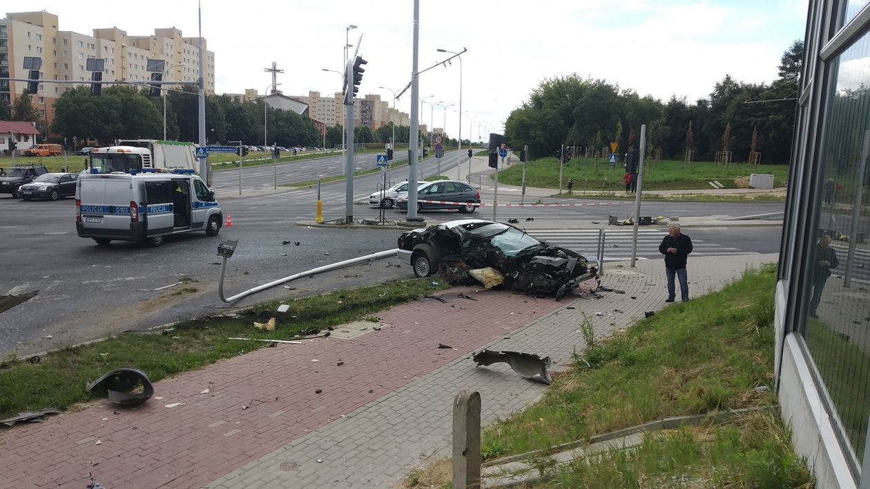  Pirat w BMW rozbił się na słupie (zdjęcie 1) - Autor: Łukasz Minkiewicz