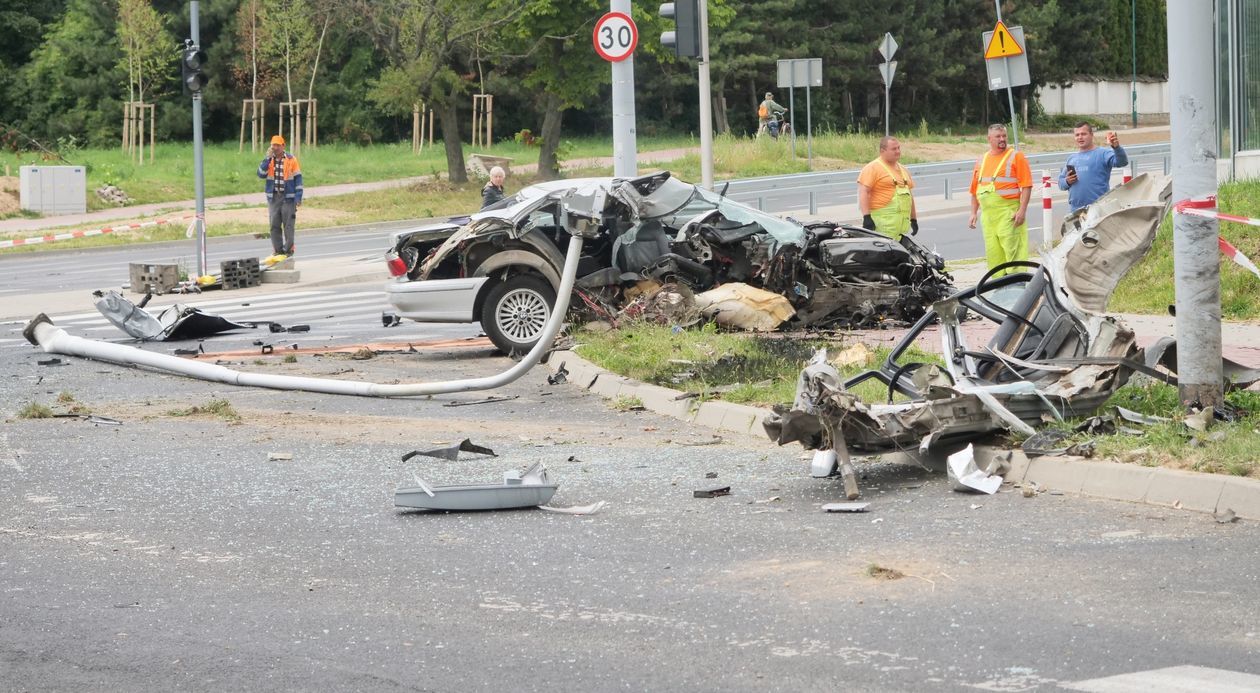  Pirat w BMW rozbił się na słupie (zdjęcie 1) - Autor: Łukasz Minkiewicz