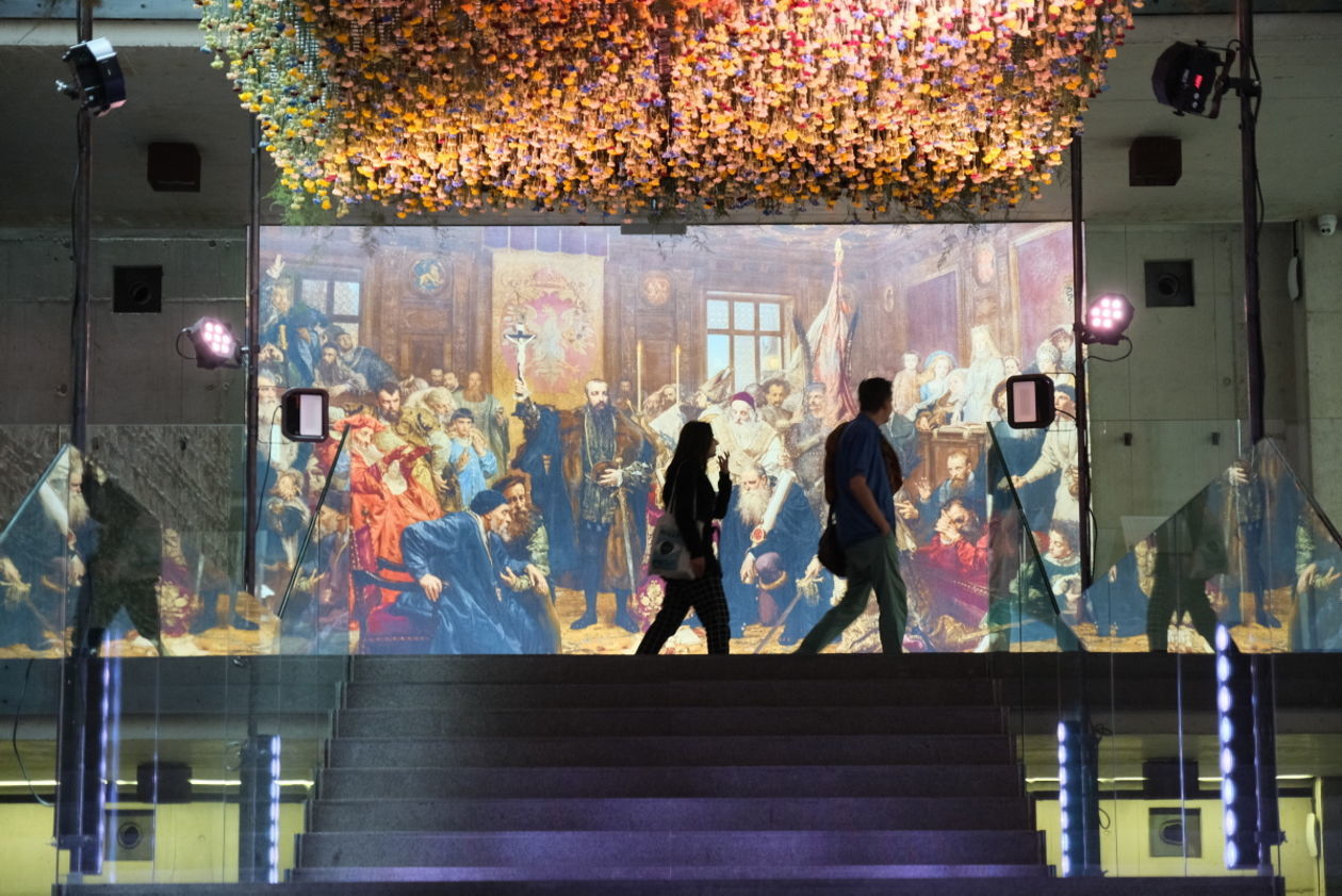  Dekoracja z goździków nad schodami w CSK (zdjęcie 1) - Autor: Maciej Kaczanowski