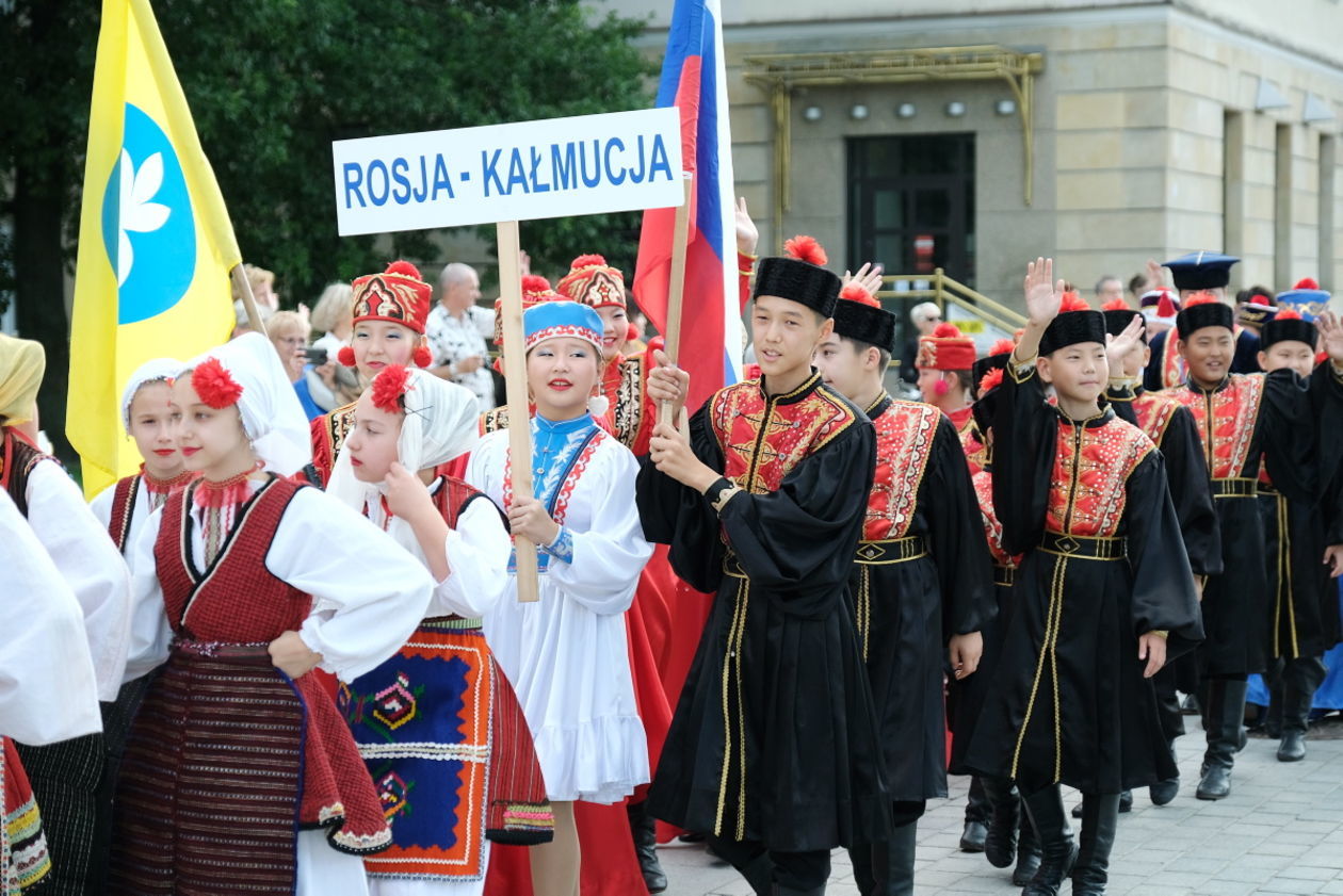  Międzynarodowe Spotkania Folklorystyczne: korowód na deptaku (zdjęcie 1) - Autor: Maciej Kaczanowski