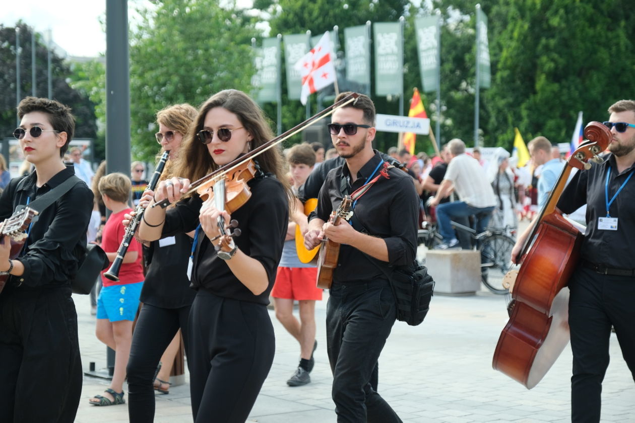  Międzynarodowe Spotkania Folklorystyczne: korowód na deptaku (zdjęcie 1) - Autor: Maciej Kaczanowski