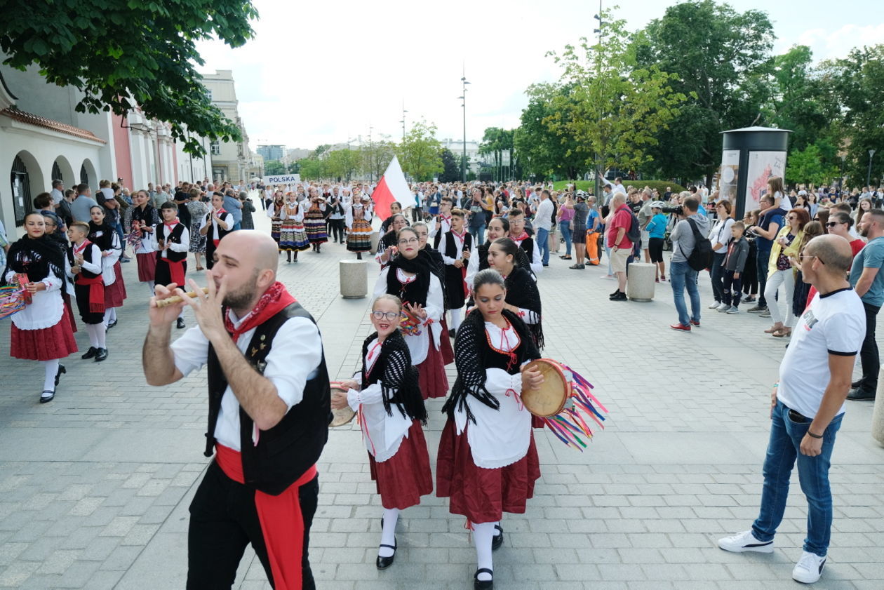  Międzynarodowe Spotkania Folklorystyczne: korowód na deptaku (zdjęcie 1) - Autor: Maciej Kaczanowski