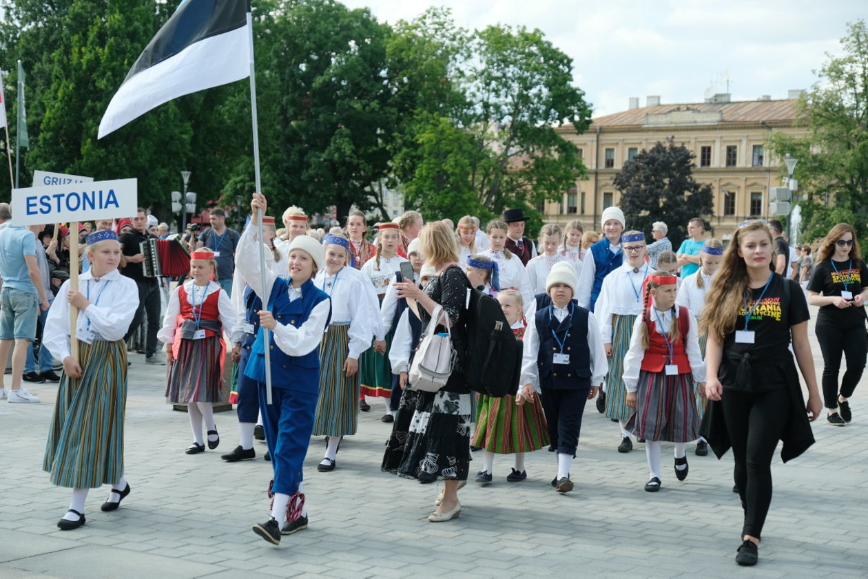  Międzynarodowe Spotkania Folklorystyczne: korowód na deptaku (zdjęcie 1) - Autor: Maciej Kaczanowski