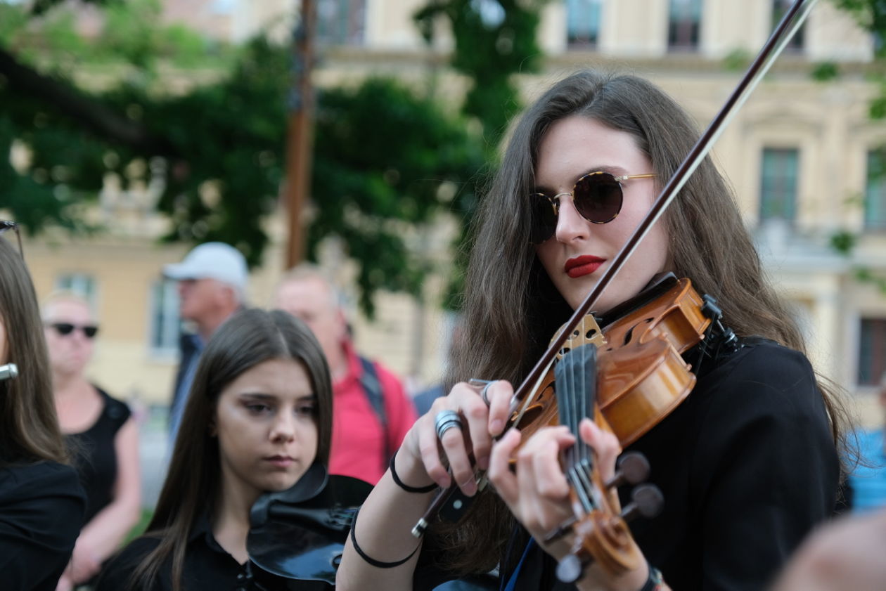 Międzynarodowe Spotkania Folklorystyczne: korowód na deptaku