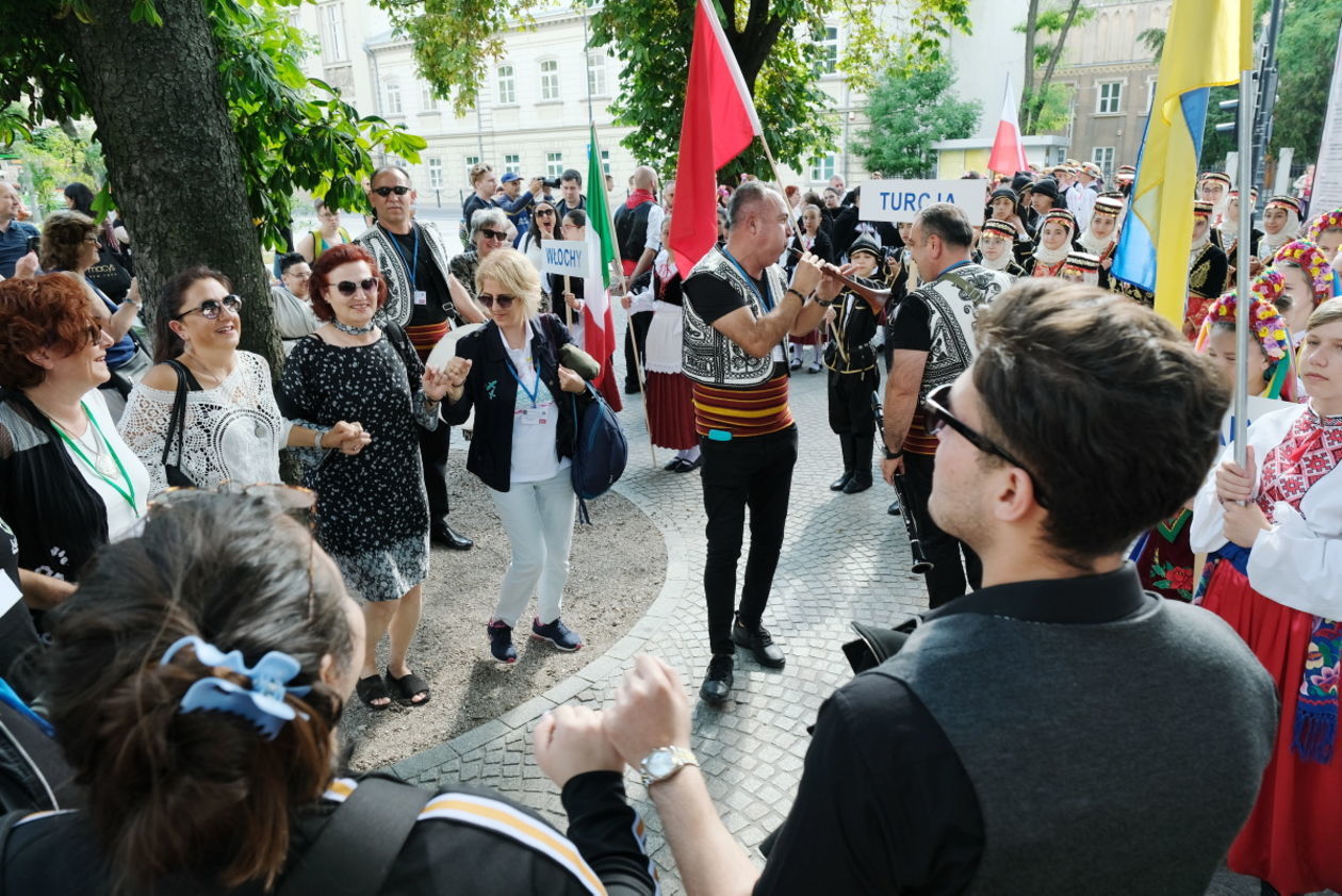  Międzynarodowe Spotkania Folklorystyczne: korowód na deptaku (zdjęcie 1) - Autor: Maciej Kaczanowski