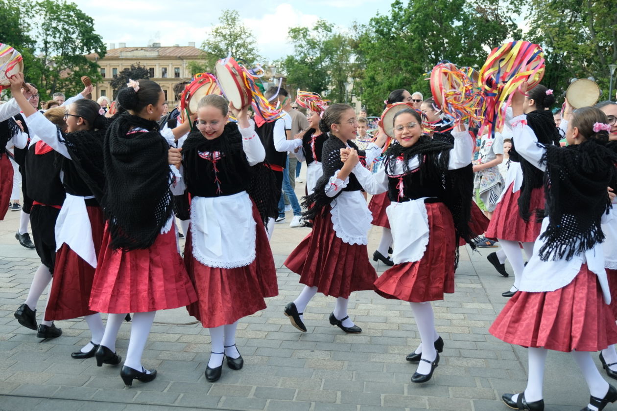  Międzynarodowe Spotkania Folklorystyczne: korowód na deptaku (zdjęcie 1) - Autor: Maciej Kaczanowski