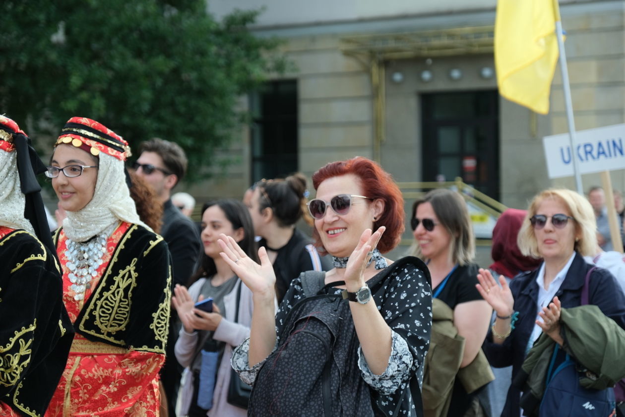  Międzynarodowe Spotkania Folklorystyczne: korowód na deptaku (zdjęcie 1) - Autor: Maciej Kaczanowski