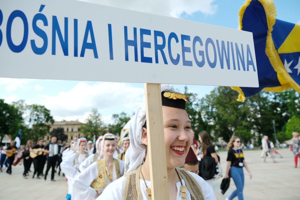  Międzynarodowe Spotkania Folklorystyczne: korowód na deptaku (zdjęcie 1) - Autor: Maciej Kaczanowski