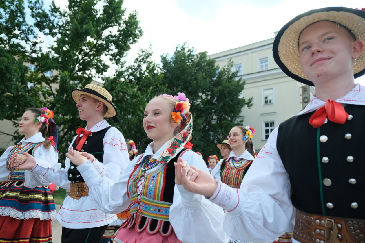  Międzynarodowe Spotkania Folklorystyczne: korowód na deptaku (zdjęcie 1) - Autor: Maciej Kaczanowski