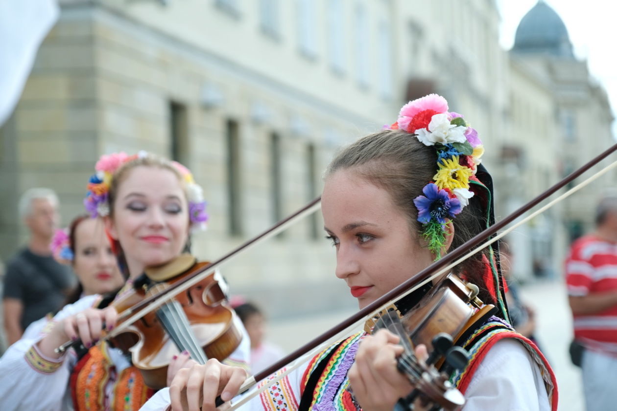  Międzynarodowe Spotkania Folklorystyczne: korowód na deptaku (zdjęcie 1) - Autor: Maciej Kaczanowski