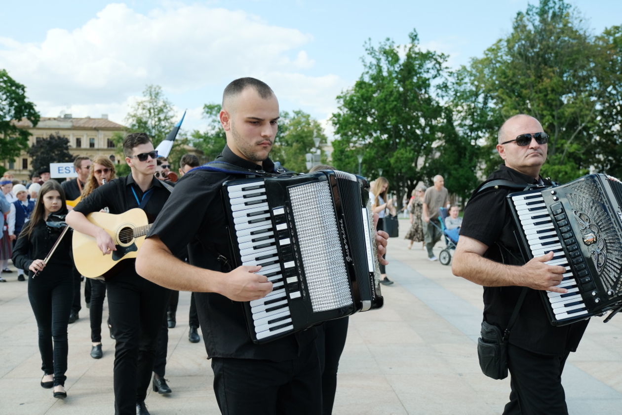  Międzynarodowe Spotkania Folklorystyczne: korowód na deptaku (zdjęcie 1) - Autor: Maciej Kaczanowski